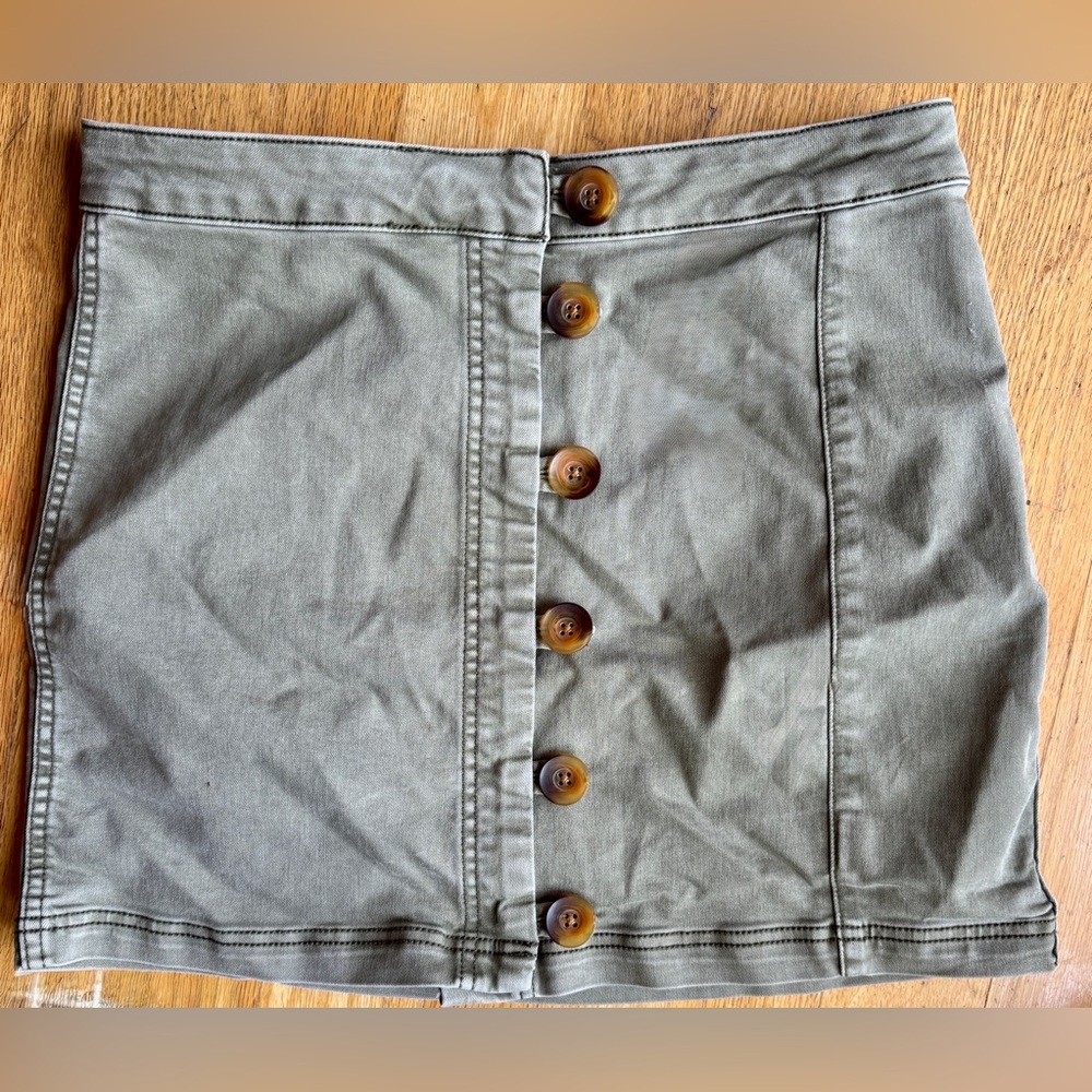 *EUC* Free People / Little Daisies Tortoise Button Down Denim Skirt / Green / 10 - Picture 2 of 10